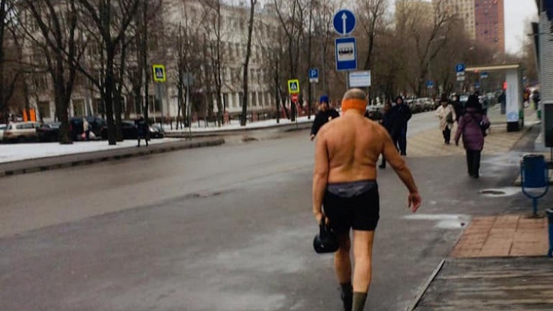 Полугол мъж с гира тръгна на разходка в Москва при минусови температури СНИМКА