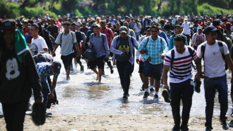 Сблъсъци с полицията след като мигранти щурмуваха границата в Мексико СНИМКИ