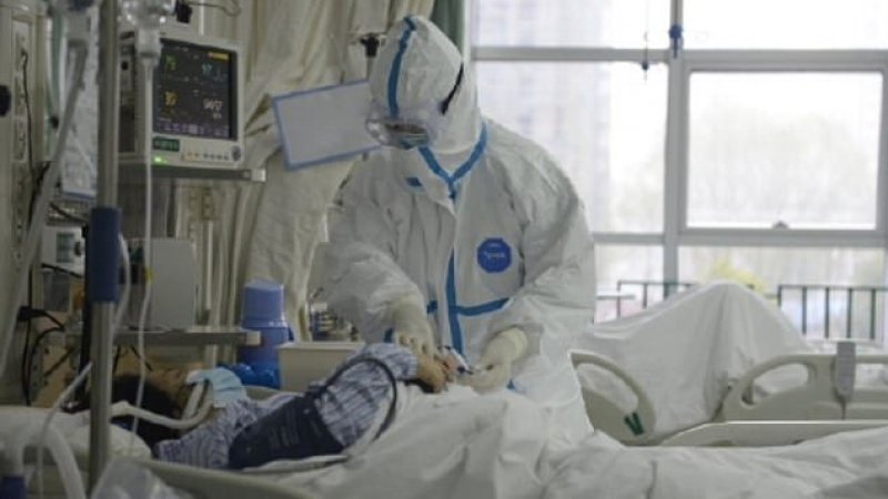 Ужасът в Ухан: Първи СНИМКИ на лекарите, които в костюми лекуват пациентите от вируса убиец