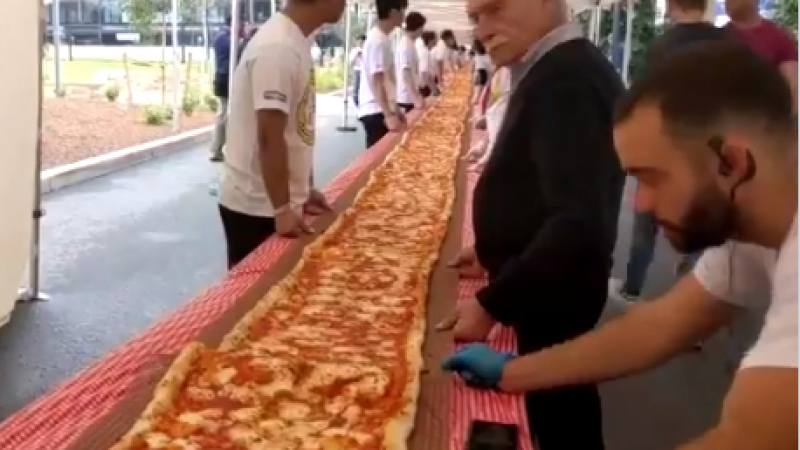 Ресторант направи 100-метрова пица и дари парите от нея за... ВИДЕО 