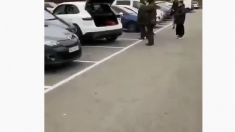 Пияна шофьорка с джип Porsche Cayenne разби 6 коли на паркинг ВИДЕО