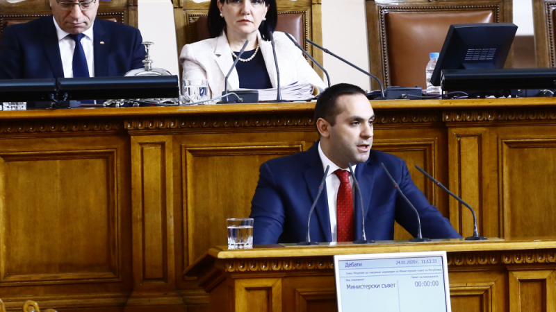 Министър Караниколов за първи път коментира оставката си