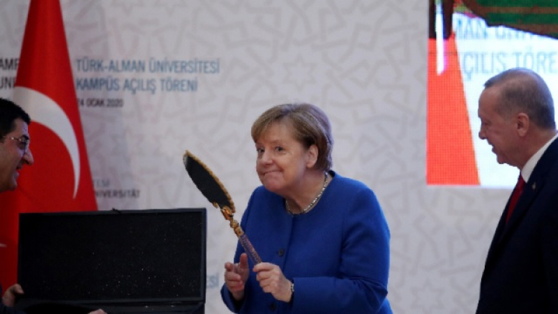 ВИДЕО какви ги върши Меркел пред Ердоган изуми мрежата