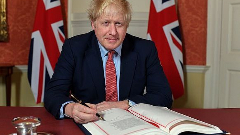 Борис Джонсън положи съдбовния си подпис за "развода" с ЕС СНИМКИ
