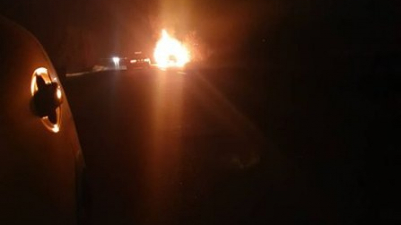Кола пламна на един от изходите на Пловдив СНИМКИ