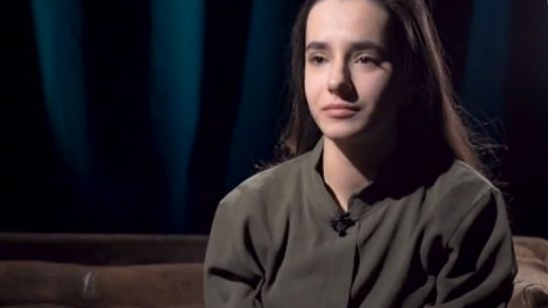 16-годишната Ния сложи забрадка и стана мюсюлманка ВИДЕО