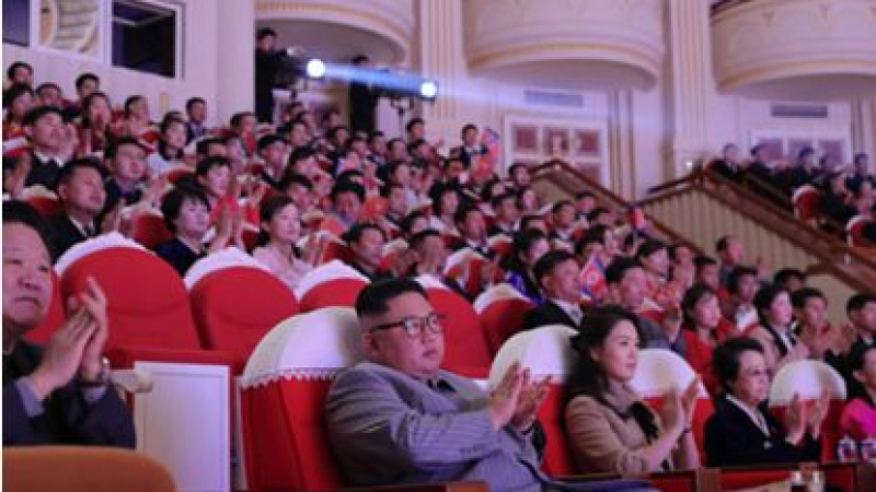 За първи път след екзекуцията на чичо си: Ким Чен-ун на концерт с леля си СНИМКА 