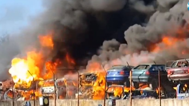 Мистерия обви невиждания пожар, стопил над 100 коли в Хасково ВИДЕО