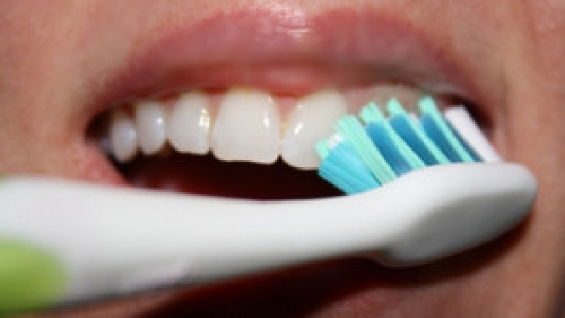 Британски експерти: Цял живот сте мили зъбите си погрешно