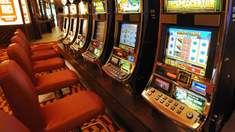 Жена се ядоса на машинка в казино и я потроши