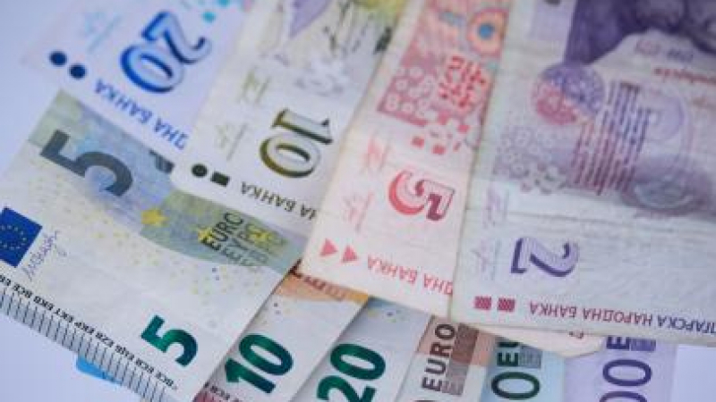 Горещо проучване показва колко от българите са "за" и "против" въвеждането на еврото