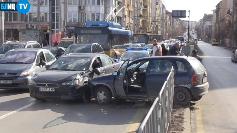 Зрелище в БЛИЦ TV: Изумителна катастрофа затапи кръговото на Сточна гара в София