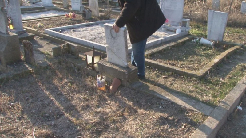 Десетки гробове в град Баня бяха осквернени