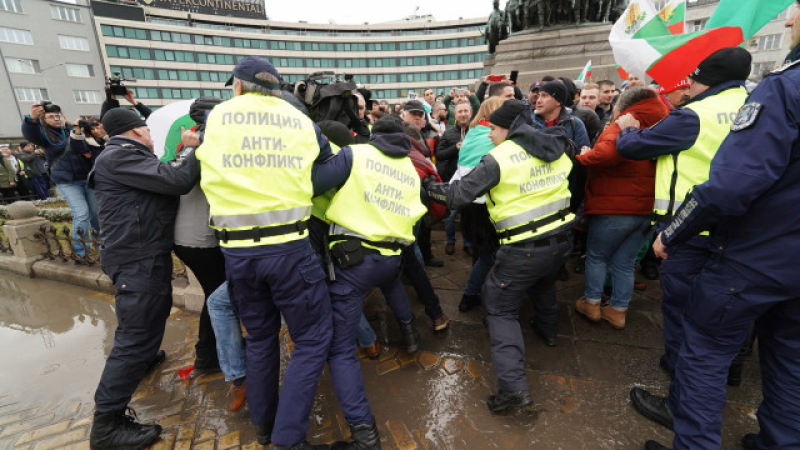Полиция и протестиращи в схватка пред парламента ВИДЕО