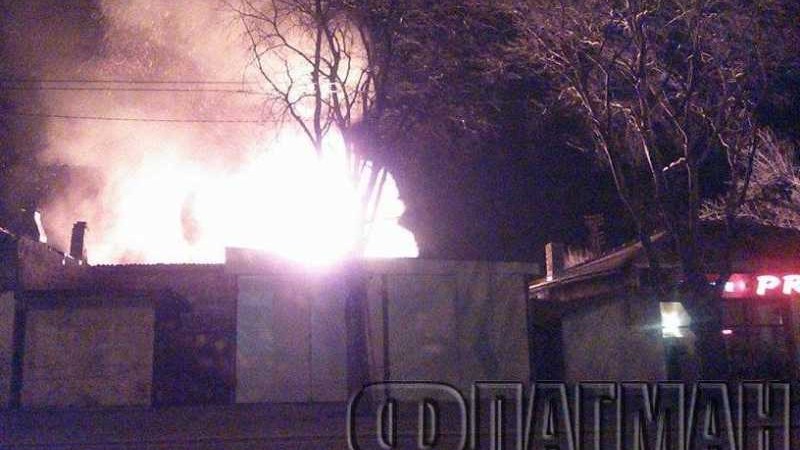Огромен пожар в Бургас, цял квартал е без ток 