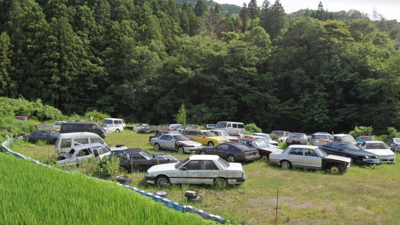Култови японски коли са захвърлени под открито небе СНИМКИ