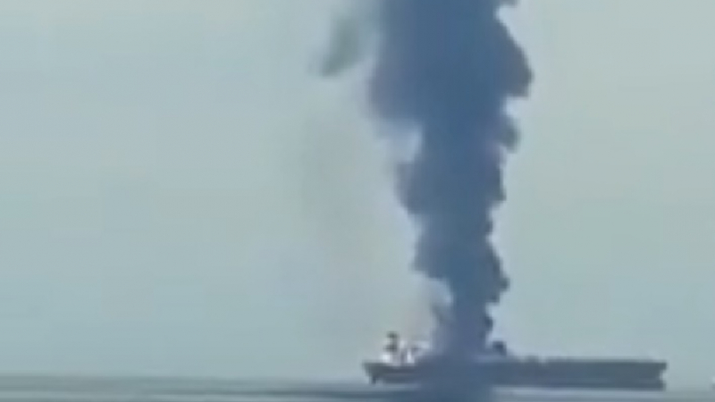 Танкер се запали в Персийския залив ВИДЕО