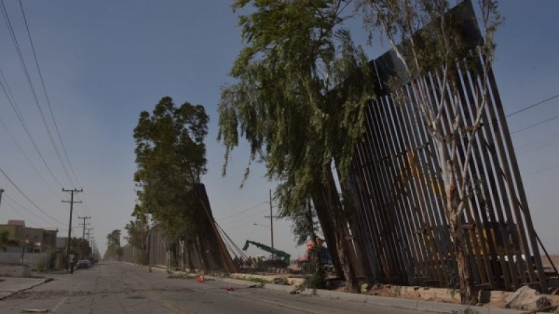 Опустошителнта гледка: Ето как се срива стената между Мексико и САЩ ВИДЕО 