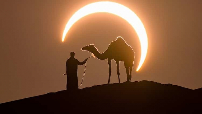 Фотограф направи зашеметяващ кадър от слънчево затъмнение в пустинята