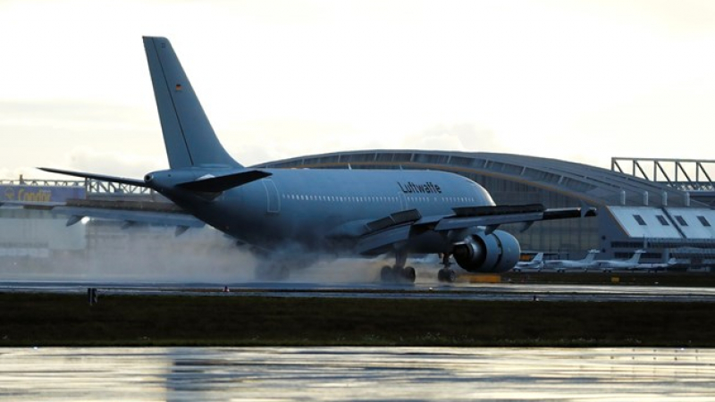 Самолет с българин вътре, евакуиран от Ухан заради коронавируса, кацна извънредно във Франкфурт СНИМКИ