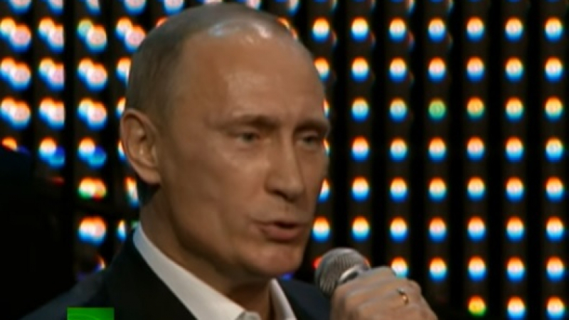 Путин и като певец! Хвана микрофона пред Моника Белучи и... ВИДЕО
