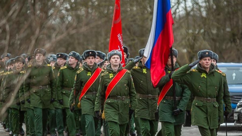 Военен парад само заради един човек? Може, ако е като този герой СНИМКИ 