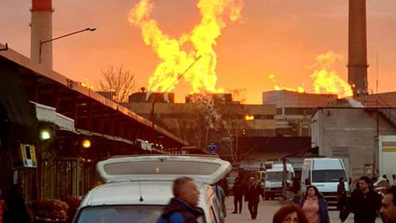 ‎СНИМКИ на голям пожар в София взривиха мрежата