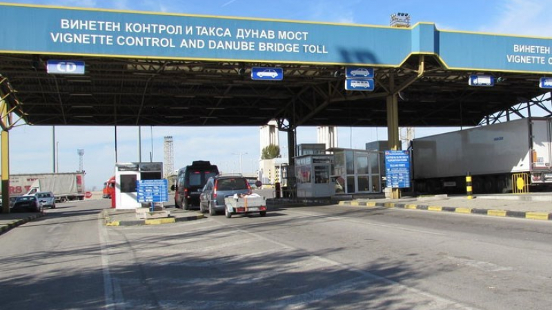 Митничари спряха автобус с пътници на ГКПП "Дунав Мост" и задържаха... СНИМКИ 