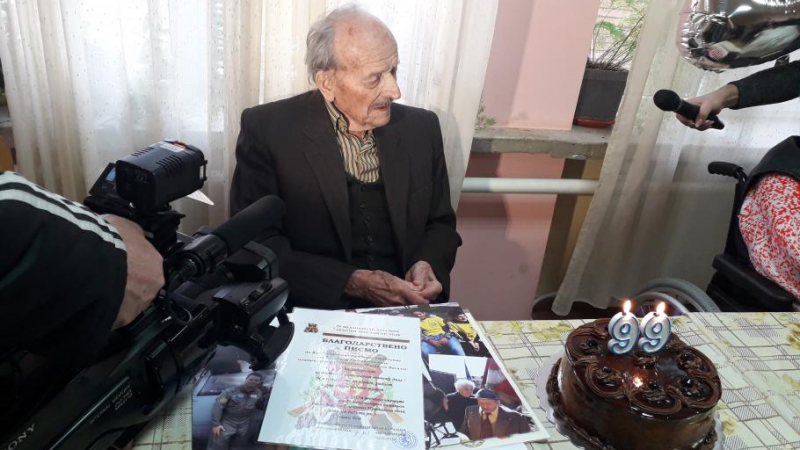 Ветеран от Втората световна влезе в стотната си година с шумно парти 