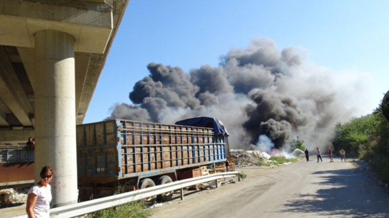 Екоинспектори влязоха във фирмата, чиито склад запали мост на АМ „Струма”