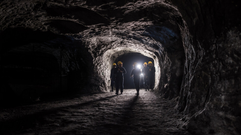 Нелегални работници загинаха при срутване на мина