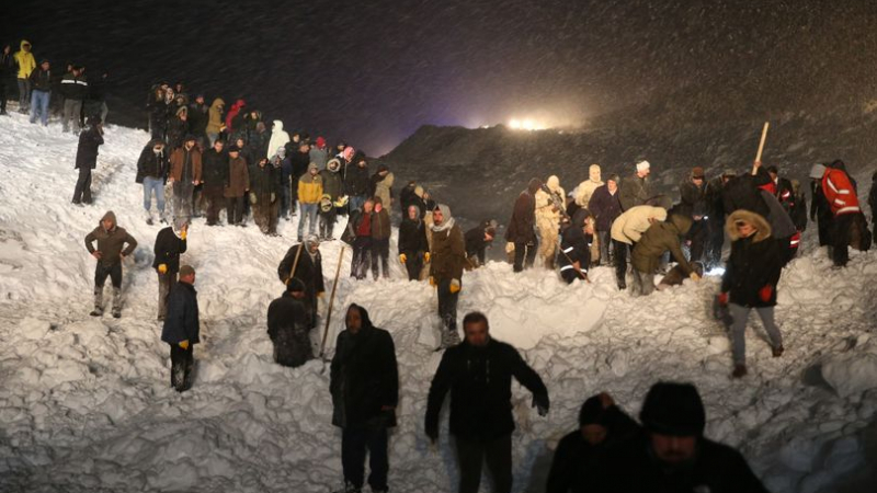 Извънредно от Турция: Втора гигантска лавина уби 8 спасители и затрупа десетки ВИДЕО 