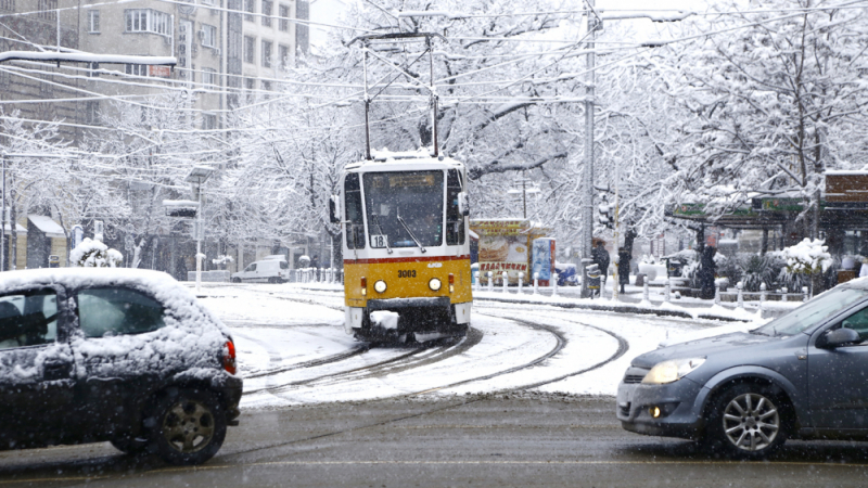 Студ, сняг, мъгли и слани сковават България в четвъртък