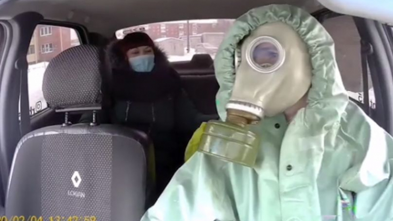 Таксиджия бори истерията покрай коронавируса по уникален начин ВИДЕО 