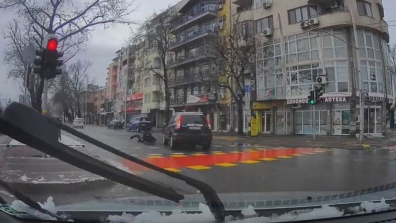 Кола помете пешеходец на пловдивско кръстовище ВИДЕО 