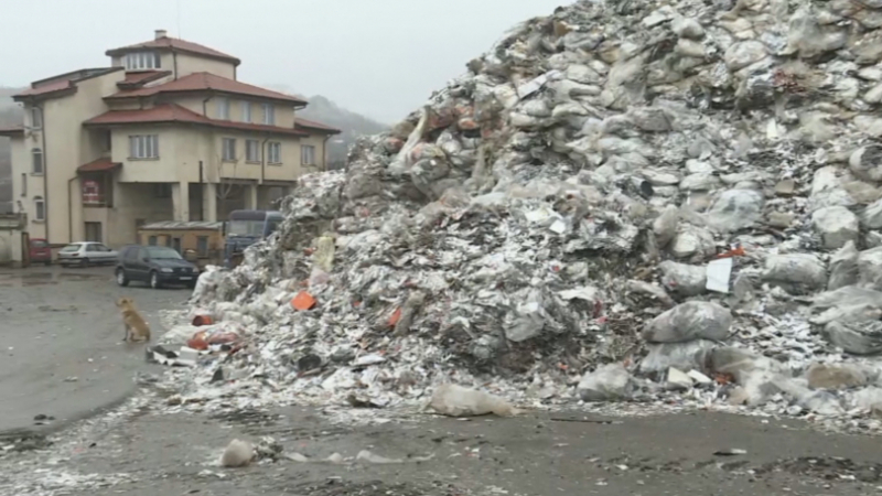 Собственикът на боклука край АМ "Струма" се покри! Дирят го из цялата държава