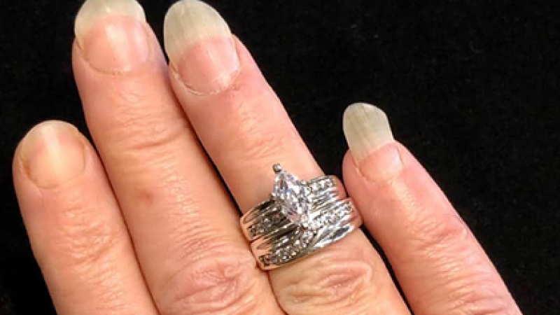 Момиче се похвали с венчален пръстен, но на хората им се доповръща 
