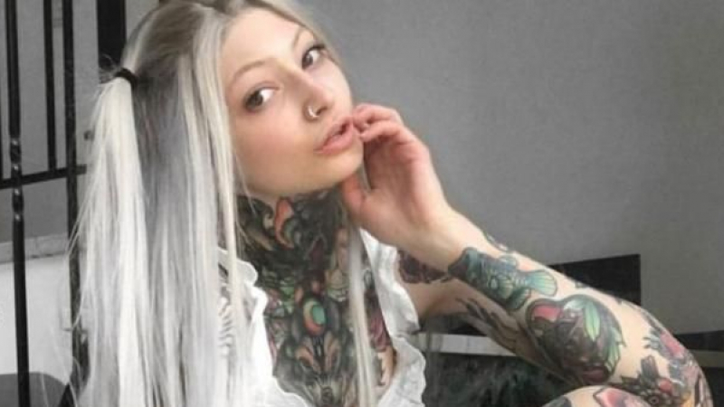 Сексапилна моделка си татуира и най-милото СНИМКИ 18+