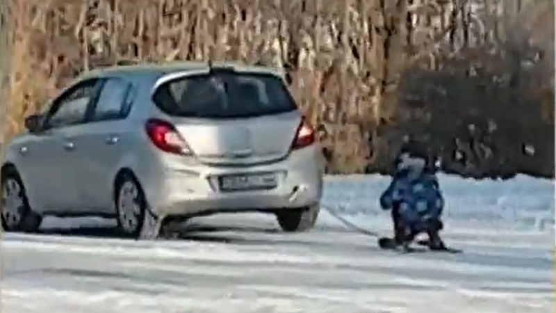 Потресаващо! Родители завързаха за кола дете на шейна край Сливен