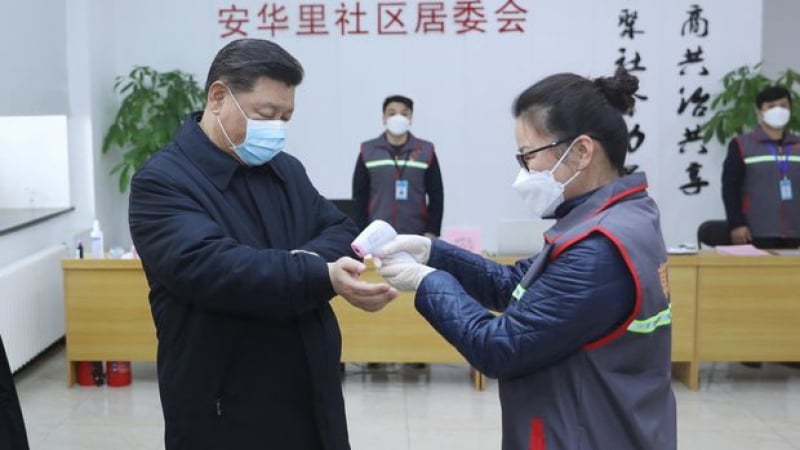 Неочаквано китайският президент се появи в болница с маска СНИМКИ