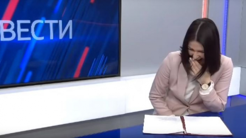 Водеща в руска телевизия избухна в смях заради глупостите, които чете по задължение ВИДЕО