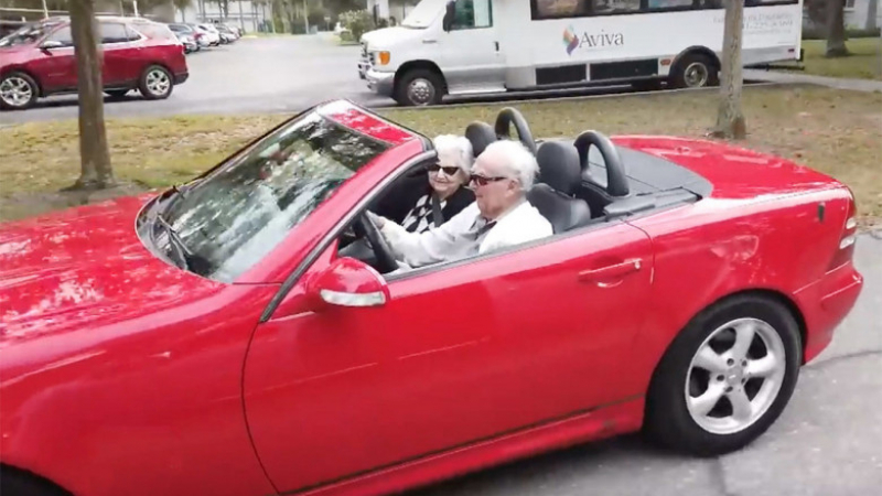 Достойни старини: 107-годишен вози мацка в кабриолет ВИДЕО 