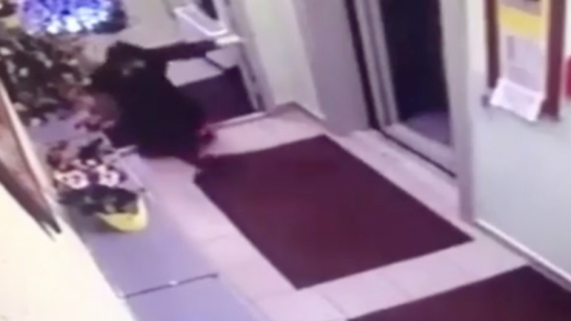 Скандално ВИДЕО: Мъж влезе в асансьор, хвана камериерката и ... 