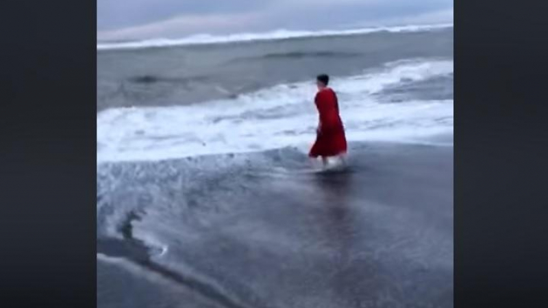 Надежда Савченко се изкъпа в Северния ледовит океан ВИДЕО