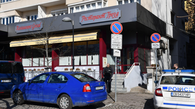 Пред ресторанта на ортак на Божков пак почерня от полиция