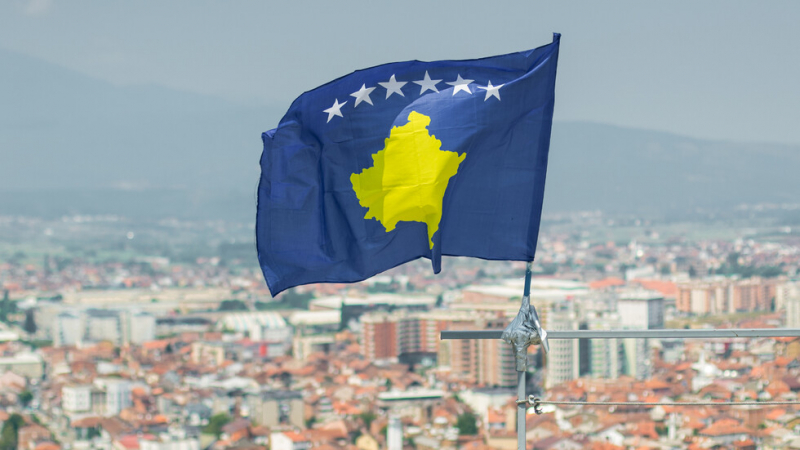 Революционно: Намалиха наполовина заплатите на премиера и министрите в държава на Балканите