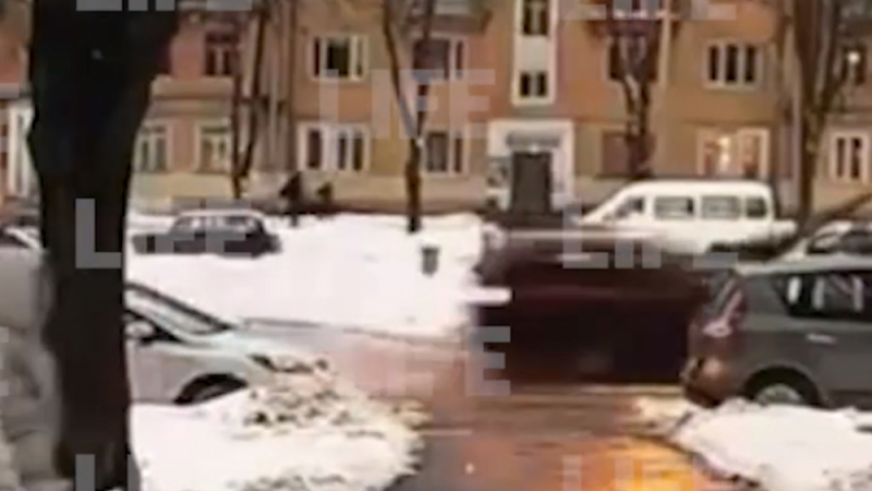 Ужасяващо ВИДЕО: Кола помете пешеходец с огромна скорост 18+