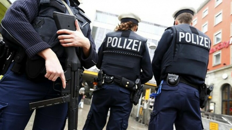 Двама пострадаха при нападение с пистолет и нож в Германия