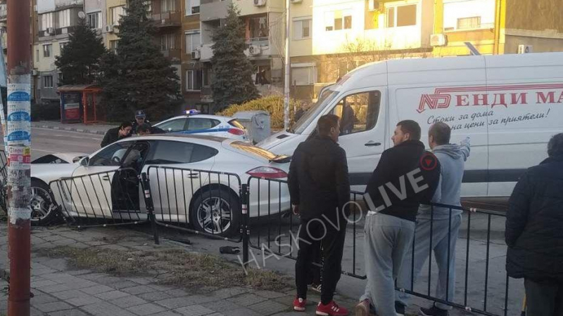 Лъскаво Порше стана на мармалад на оживено кръстовище в Димитровград СНИМКИ 