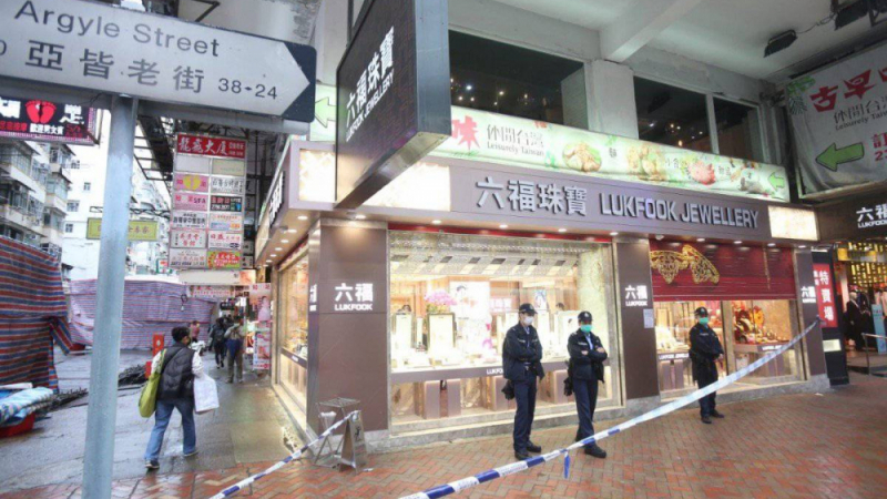 Служители в бижутериен магазин в Хонконг заловиха крадец